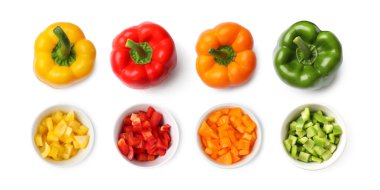 Tam ve dilimlenmiş taze dolmalık biber, beyaz kolaj. Üst görünüm