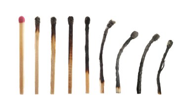 Beyaz arkaplanda eşleşmeler, kolaj ile bütünden tamamen yanmış aşamalar