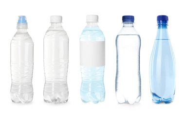 Beyaz arka planda su bulunan plastik şişeler, hazır.