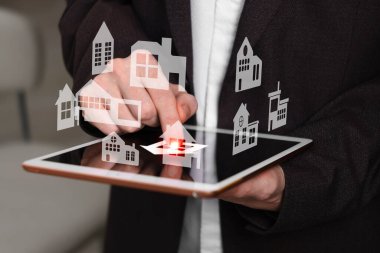 Emlakçı, kapalı mekanlar ve kapalı kapılar ardında ev arıyor. Aygıt üzerine farklı binaların çizimleri