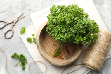 Taze maydanoz, iplik ve makas gri desenli masa, düz uzanma