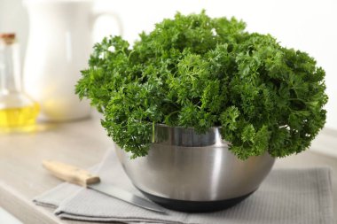 İçerideki masada taze maydanoz var.