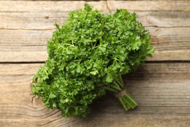 Tahta masada maydanoz var, yakın plan.