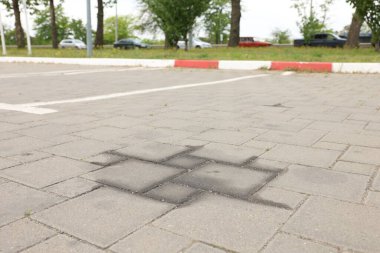 Açık havada motor yağı lekeleri, yakın plan.