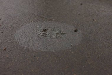 Asfaltta motor yağı lekesi, yakın çekim görüntüsü