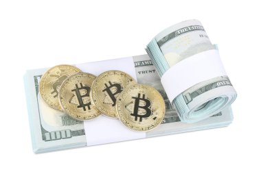 Kripto para birimi. Bitcoinler ve dolar banknotları beyaz üzerine izole edilmiş, üst görünüm