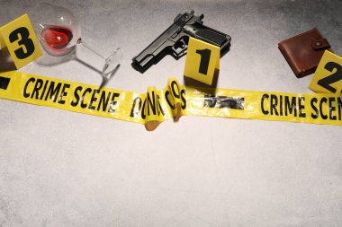 Adli tıp uzmanlığı. Açık gri arkaplan üzerinde kanıt, işaret ve polis bandı bulunan suç mahalli, metin için boşluk