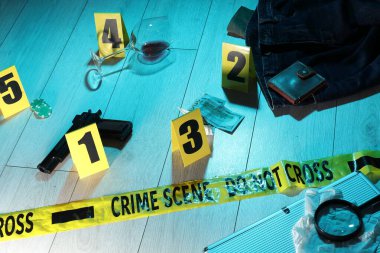 Adli tıp uzmanlığı. Kanıt, işaret ve polis bandıyla dolu bir suç mahalli. Renkli tonlama efekti