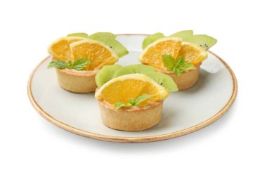 Beyaza izole edilmiş nane ve meyveli tart. Tatlı nefis.