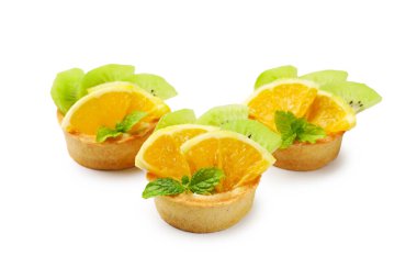 Beyaza izole edilmiş nane ve meyveli tart. Tatlı nefis.