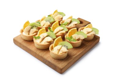 Beyaza izole edilmiş nane ve meyveli tart. Tatlı nefis.