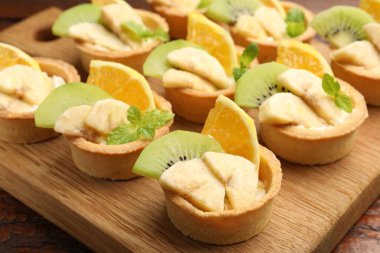 Meyveli ve naneli tart, yakın plan. Tatlı nefis.