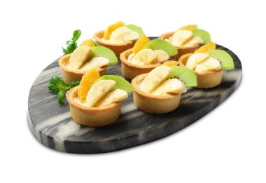 Beyaza izole edilmiş nane ve meyveli tart. Tatlı nefis.