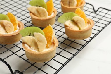 Beyaz mermer masada meyveli tart, yakın plan. Tatlı nefis.