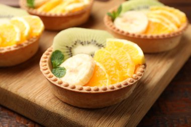 Meyveli ve naneli tart, yakın plan. Tatlı nefis.