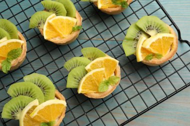 Meyveli tart ve açık mavi ahşap masada nane şekeri. Tatlı nefis.