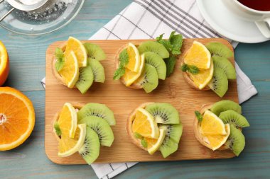 Meyveli tart, nane ve çay açık mavi ahşap masa, düz yatak. Tatlı nefis.