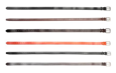 Beyaz arka planda farklı deri kemerler, kolaj