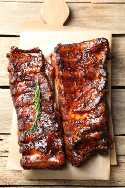 Ahşap masada biberiyeli domuz pirzolası.