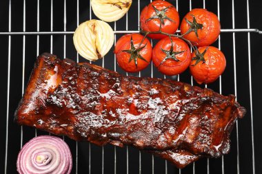 Lezzetli kızarmış domuz pirzolası, domates ve soğanlı ızgara.