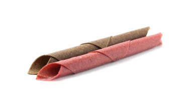 Beyaz arka planda lezzetli meyve ruloları