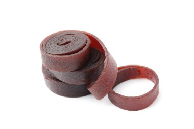 Beyaz arka planda lezzetli meyve ruloları