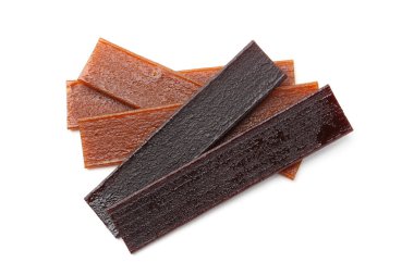 Beyaz arka planda lezzetli meyve derisi parçaları, üst manzara.