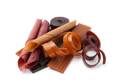 Beyaz arka planda farklı lezzetli meyve derisi