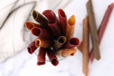 Lezzetli meyveli deri rulo beyaz mermer masa, üst manzara