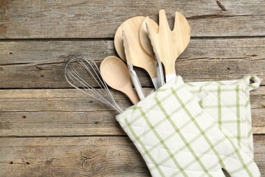 Ahşap masadaki fırın eldiveninde farklı mutfak aletleri, üst manzara. Metin için boşluk