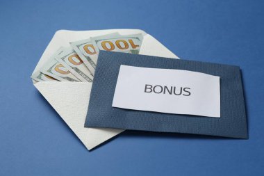 Zarflar kelime ikramiyesi ve para mavi arka planda, yakın plan