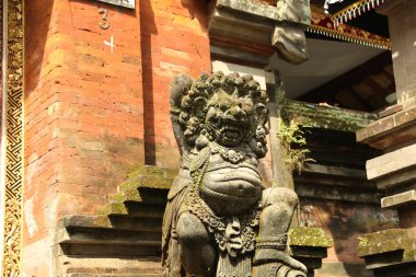 Bali, Endonezya - 15 Mayıs 2025: Şehir caddesinde güzel antik heykel, alçak açı