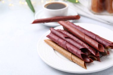 Lezzetli meyve dürümleri beyaz masada, yakın plan. Metin için boşluk