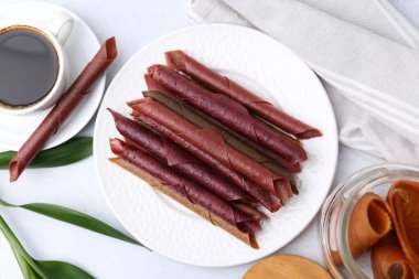 Lezzetli meyve dürümleri ve çay beyaz masada, düz yatıyordu.