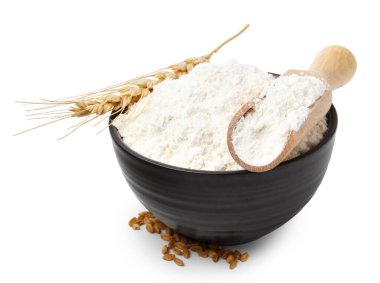 Buğday unu, tahıl ve çiviler beyaz üzerine izole edilmiş.