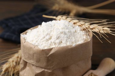 Tahta masada buğday unu ve çiviler, yakın plan.