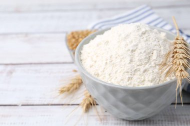 Buğday unu kasede, tahıllar ve çiviler açık tahta masada, yakın plan. Metin için boşluk