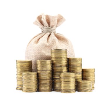 Torbalar ve istiflenmiş paralar beyaza izole edilmiş.