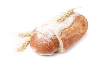 Taze kesilmiş ekmek ve çiviler beyazda izole edilmiş.