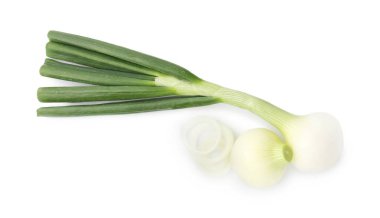 Tam ve kesilmiş soğanlar beyaz, üst görünümde izole edilmiş.