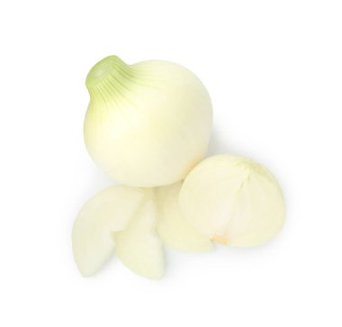 Tam ve kesilmiş soğanlar beyaz, üst görünümde izole edilmiş.