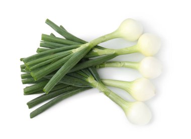 Taze taze soğanlar, beyaza izole edilmiş, üst manzara.