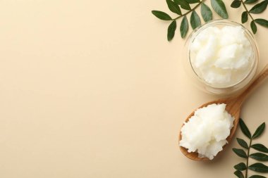 Bej arka planda Shea tereyağı ve yapraklar, düz yatıyordu. Metin için boşluk