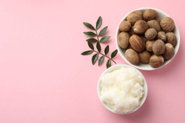 Tereyağı, fındık ve yaprakları pembe arka planda, düz yatıyordu. Metin için boşluk