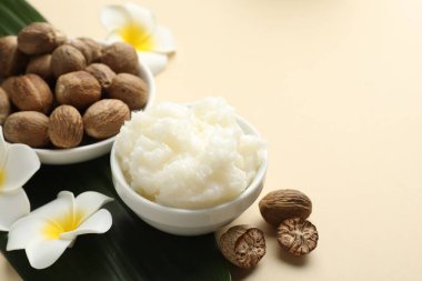 Bej arka planda doğal Shea yağı, yakın plan. Metin için boşluk