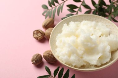 Pembe arka planda doğal Shea yağı, yakın plan.