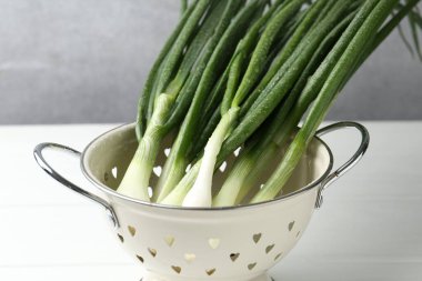 Beyaz masada taze taze taze taze soğan, yakın plan.