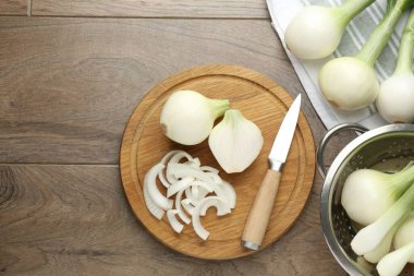 Olgunlaşmış soğanları ahşap masada, düz bir şekilde.