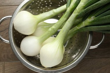 Tahta masada taze taze taze taze soğan, üst manzara.