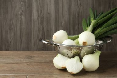 Tahta masada taze taze taze taze soğan, yakın plan. Metin için boşluk